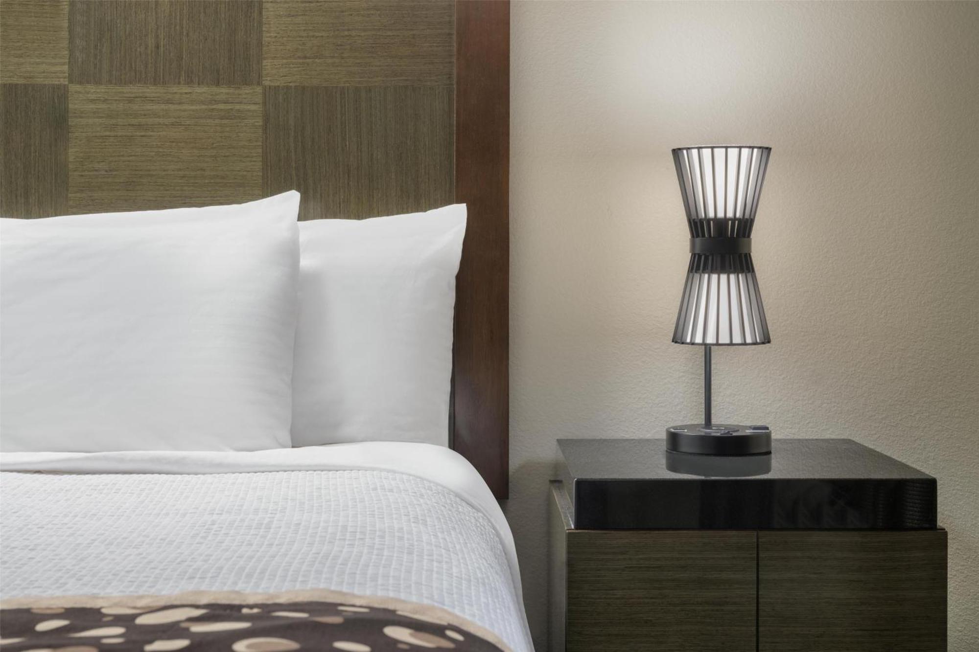 Best Western Premier Crown Chase Inn & Suites Дентон Экстерьер фото