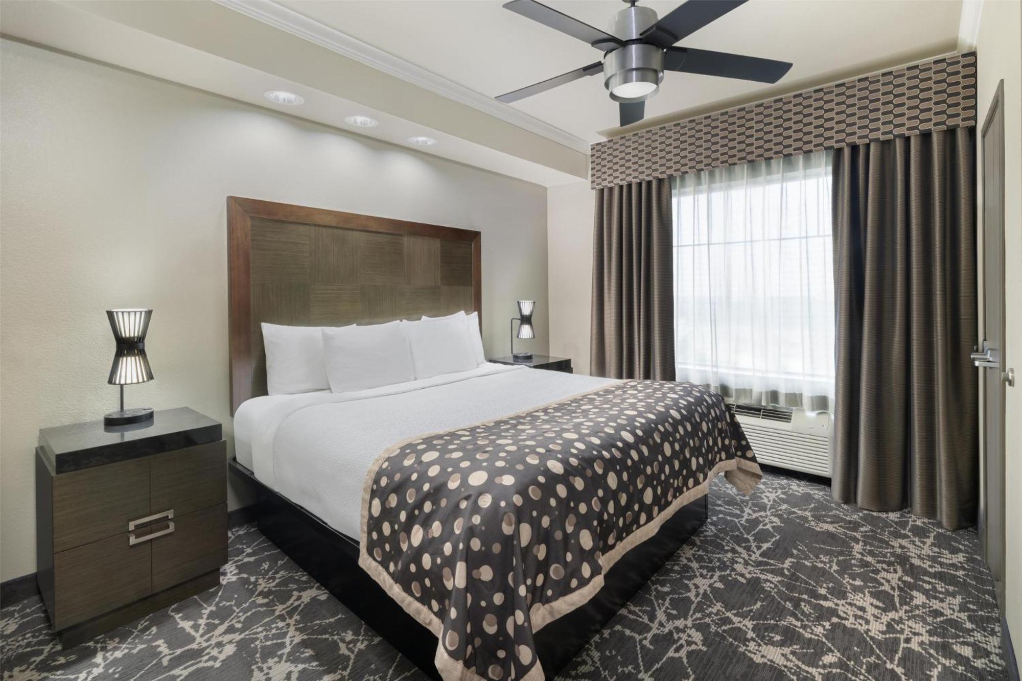 Best Western Premier Crown Chase Inn & Suites Дентон Экстерьер фото